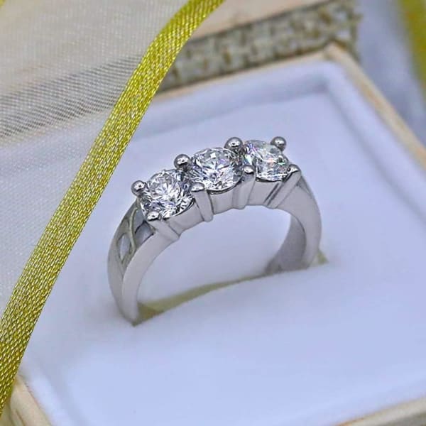 Three-Stone Engagement Ring features 3 Round Diamonds in 1.52ct of Total Diamonds Weight B-172690