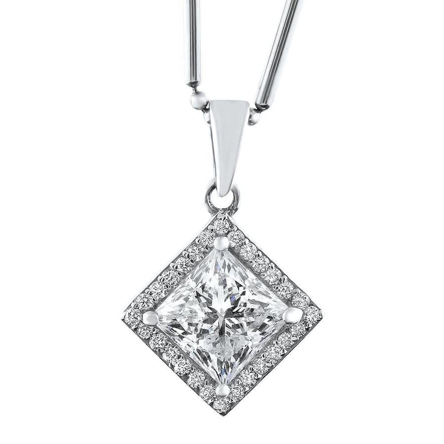 Diamond pendant: impressive detail of a flawless look