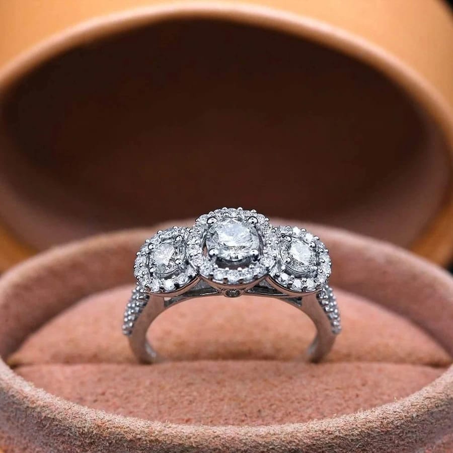 Sidestone Engagement ring: perfect jewelry for all times
