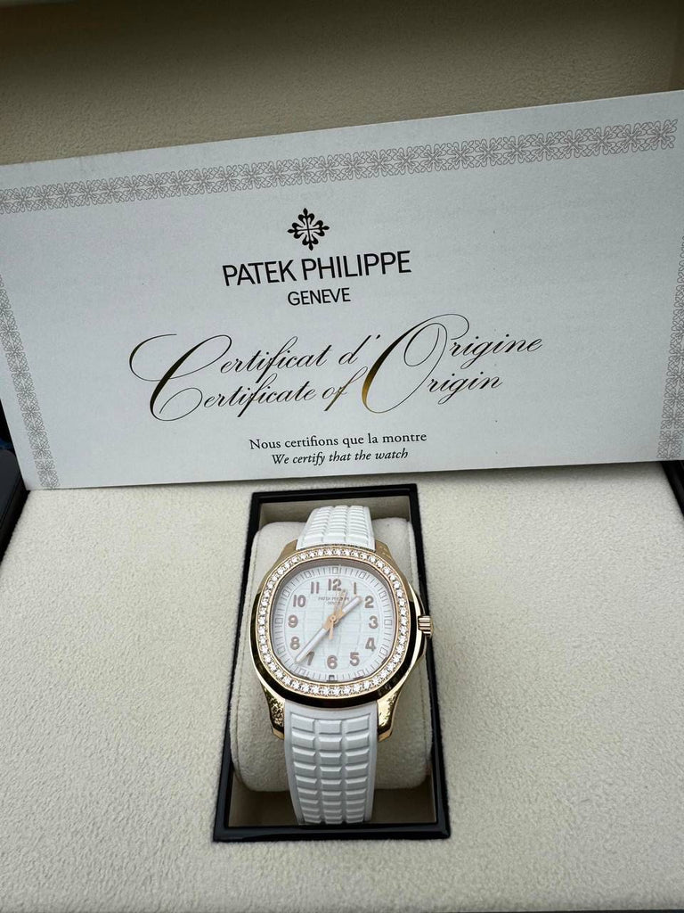 Patek Philippe Aquanaut Luce 38.8 mm | White rubber strap | Matte white dial Diamond bezel | 18k Everose gold Case Ladies Watch 5269-200R-001