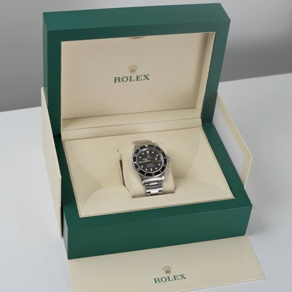 Rolex Submariner Date 40mm - Ref: 16610 - Black Dial, Stainless Steel Oyster Bracelet Watch