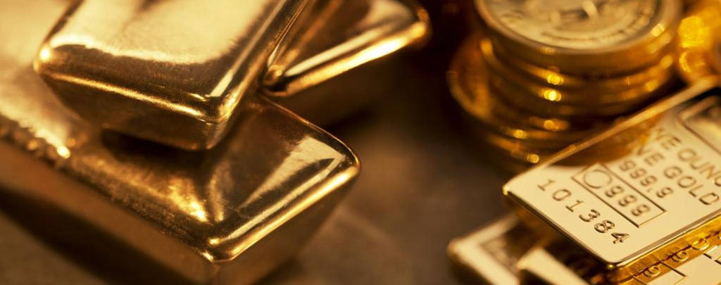 Handing over gold jewelry in New York