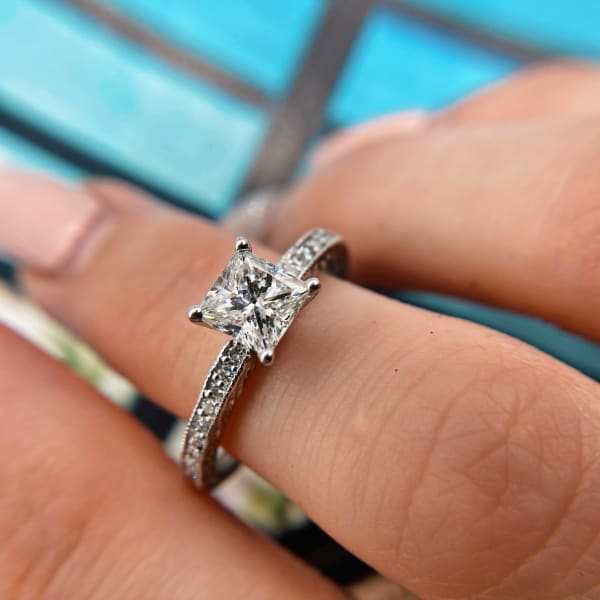 18k white gold engagement ring with 0.91 ct of Total Diamond