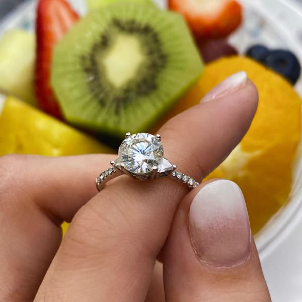 2.00ct Magnificent Round Shape Engagement Ring 18k White 