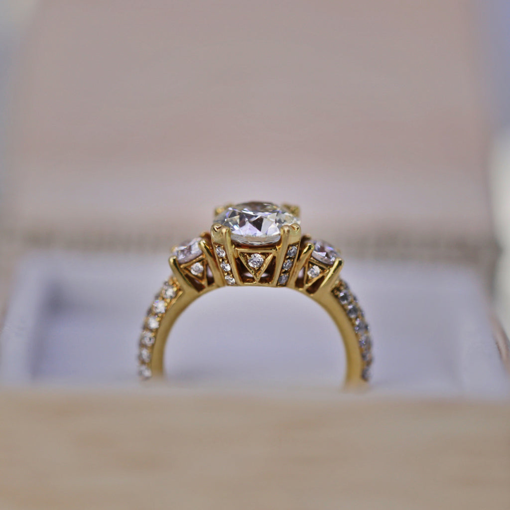 Stunning Round shaped engagement ring with 3.06 ct tdw. NA-1713000