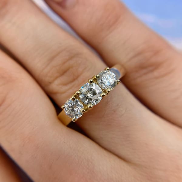 AGI certified engagement ring with 1.11 ct of Total Diamond 