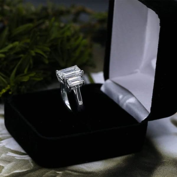 Fantastic Engagement Ring with 4.81 ct of Total Diamond Weight Eng-300000, Ring in packing