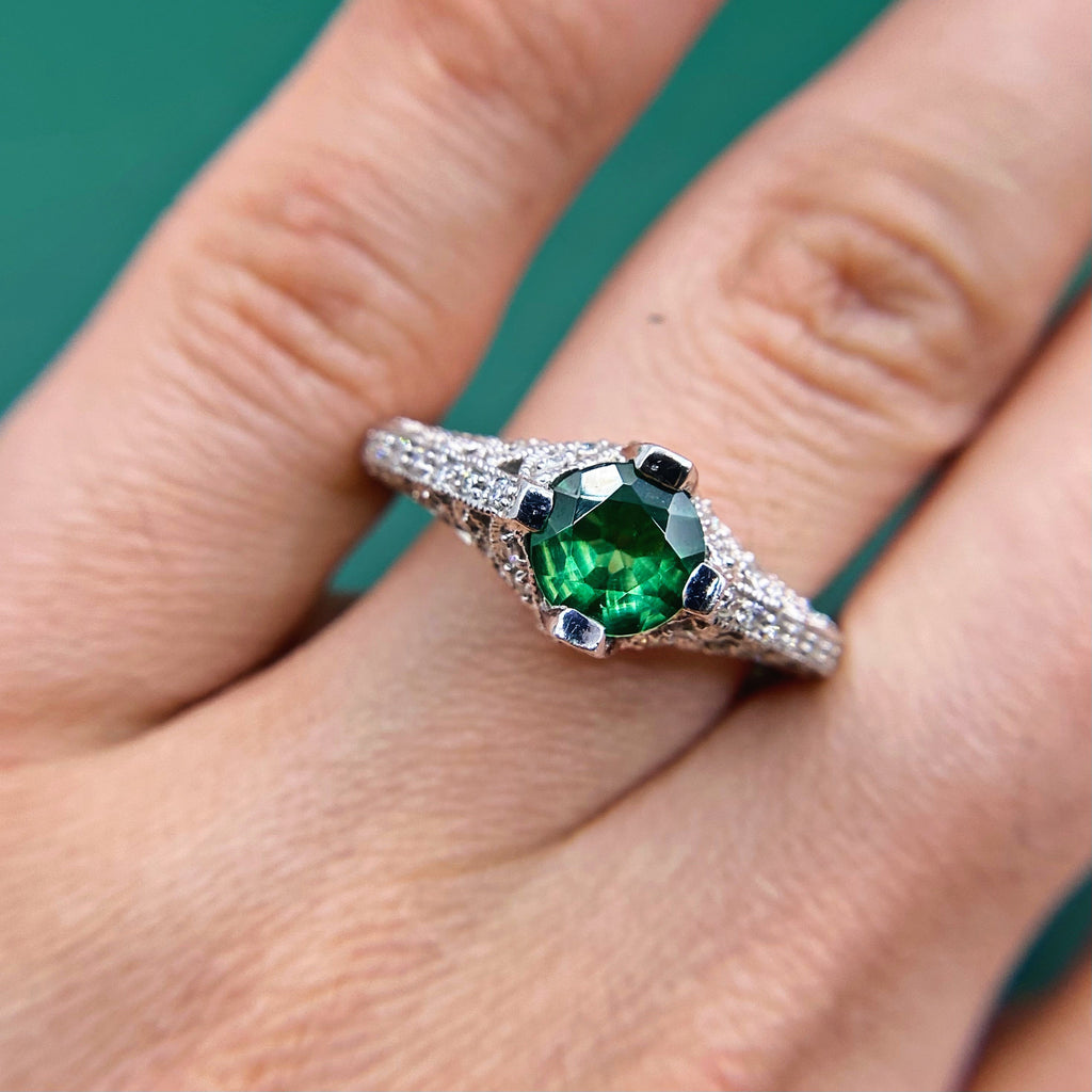 Ladies Beautiful Emerald 0.80 ct platinum ring RN3875 - Sale
