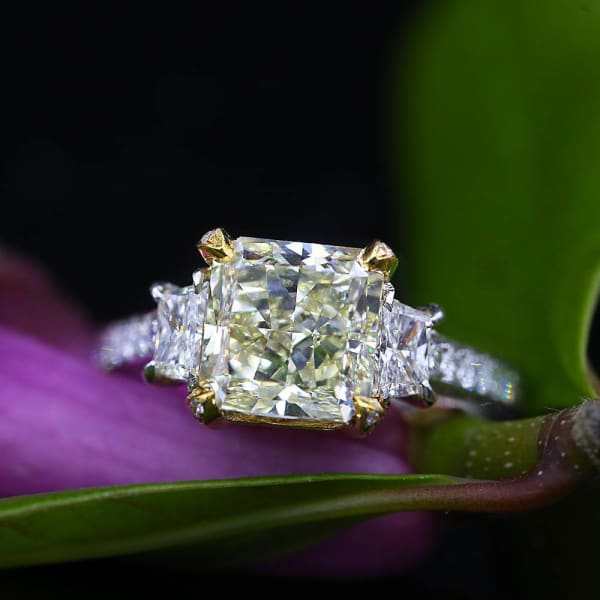 Platinum and 18k Yellow Gold Cocktail Ring featured with 5.04 TCW Diamonds, Full face
